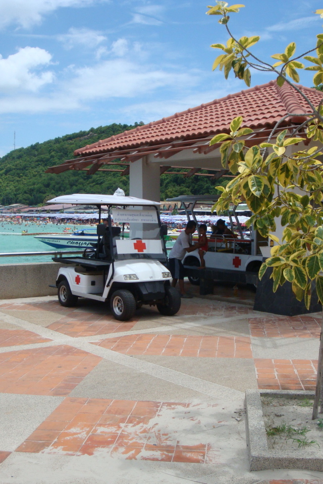 Городские улицы на курорте острова Ко Лан, Таиланд