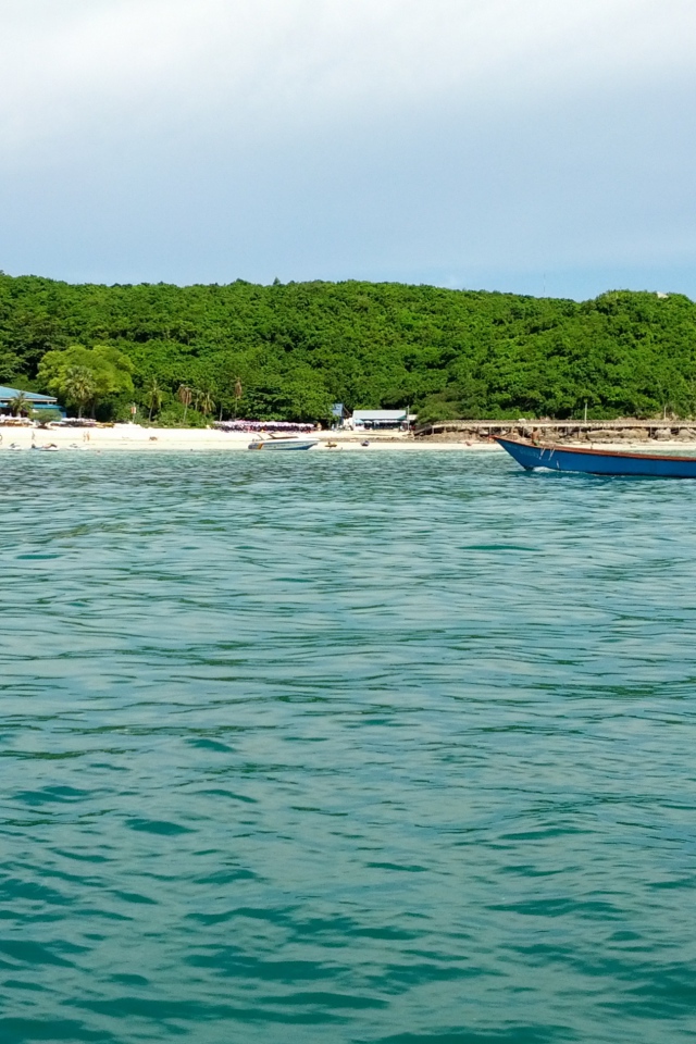 Побережье на курорте острова Ко Лан, Таиланд