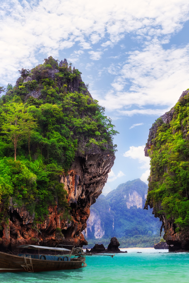 Пролив между скалами на курорте Краби, Таиланд