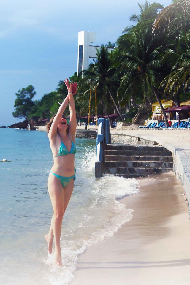 Девушка на пляже Пратамнак на курорте в Паттайе, Таиланд