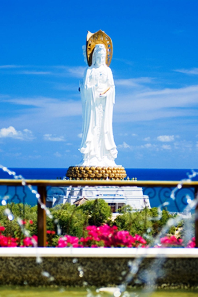 Статуя бога на берегу на острове Самет, Таиланд