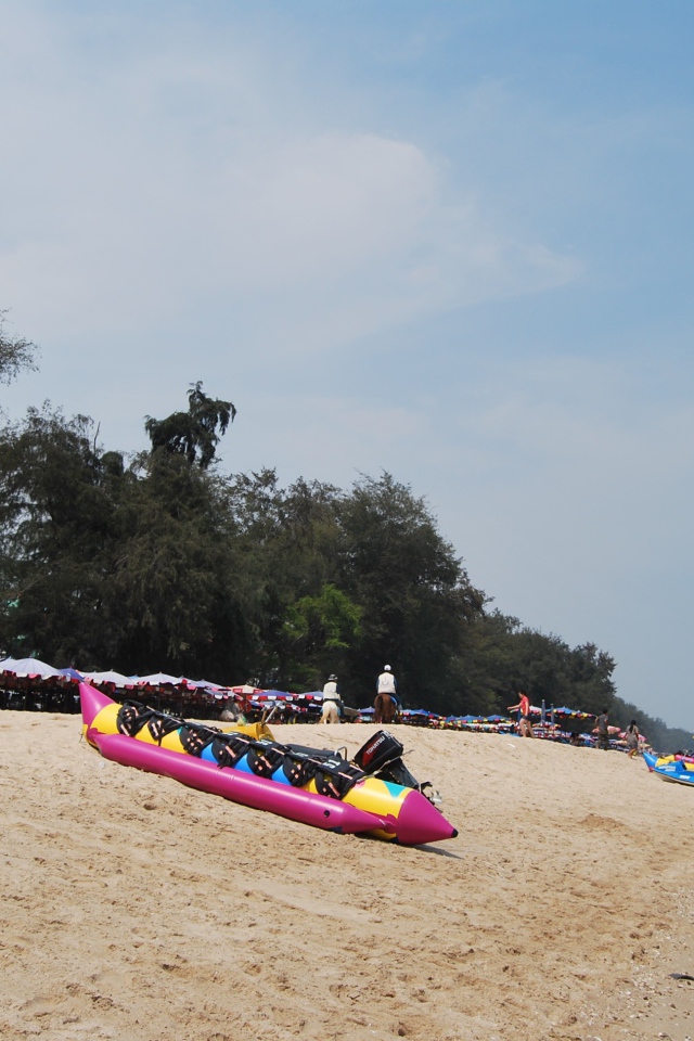 Золотой пляж на курорте Ча Ам, Таиланд