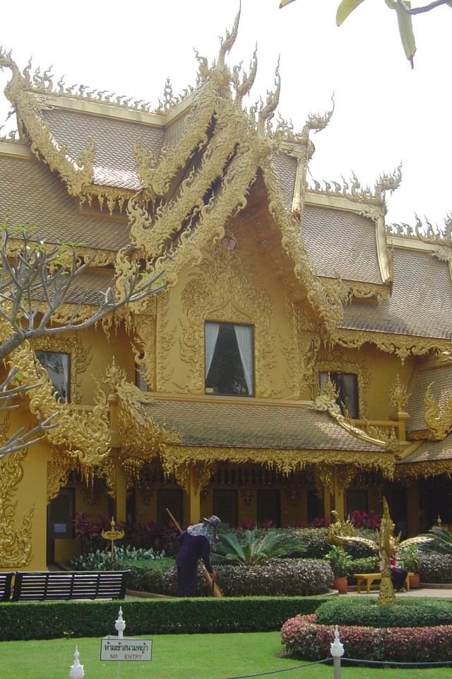 Золотой храм на курорте Чианг Рай, Таиланд