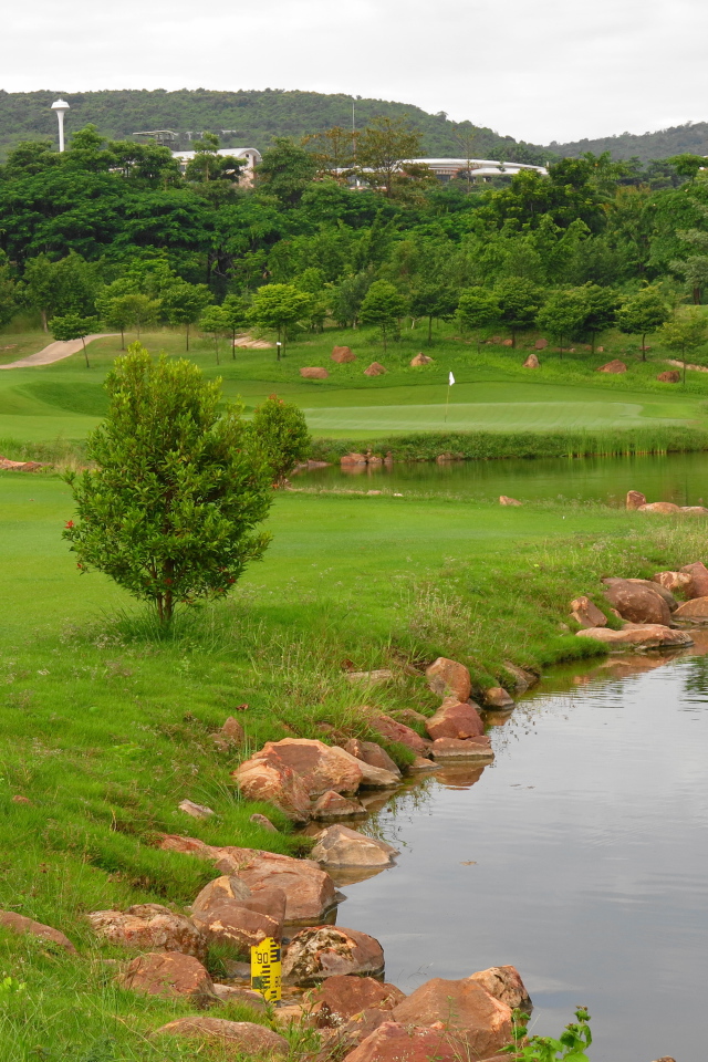 Поле для гольфа на курорте Лопбури, Таиланд