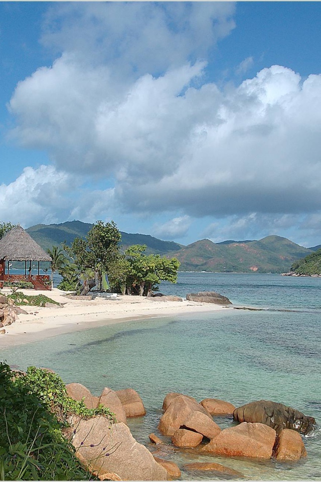 Хижина на побережье на курорте острова Ко Лан, Таиланд