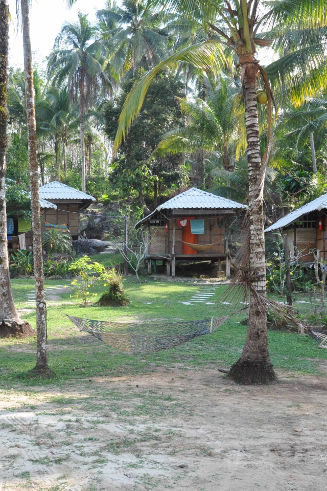 Хижины среди пальм на острове Ко Куд, Таиланд