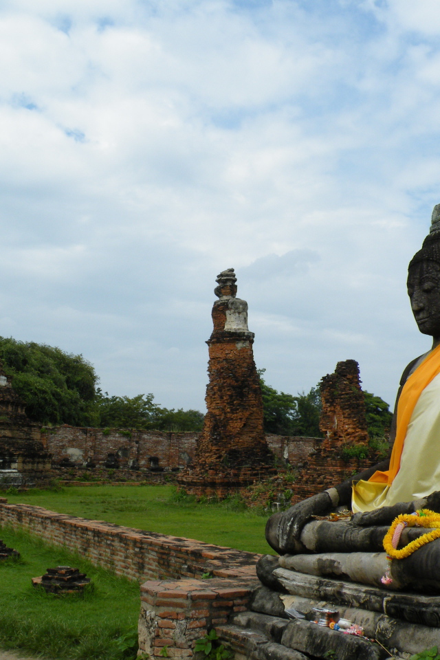 Одинокий будда на курорте Аютайя, Таиланд