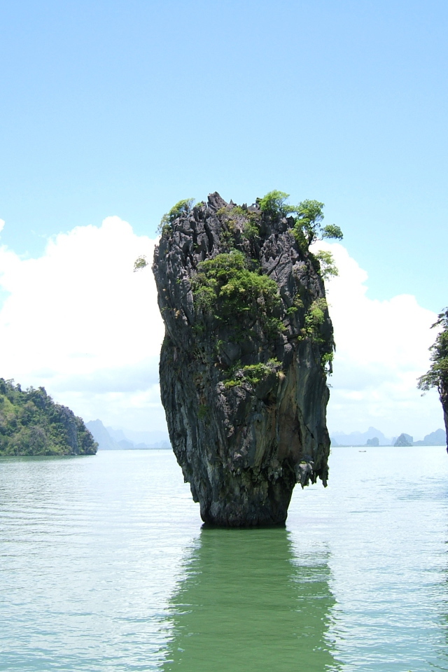Одинокая скала в заливе в Пхукете, Таиланд