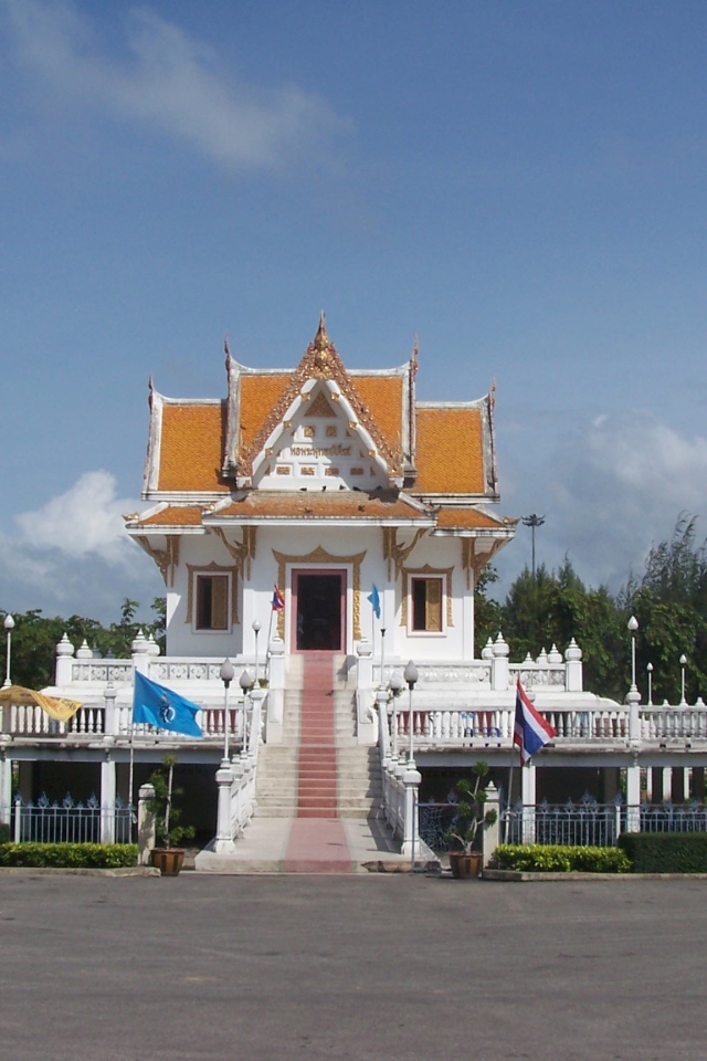 Новый храм на курорте Районг, Таиланд
