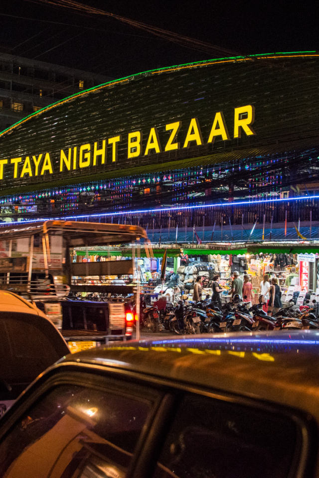 Ночной базар на курорте в Паттайе, Таиланд