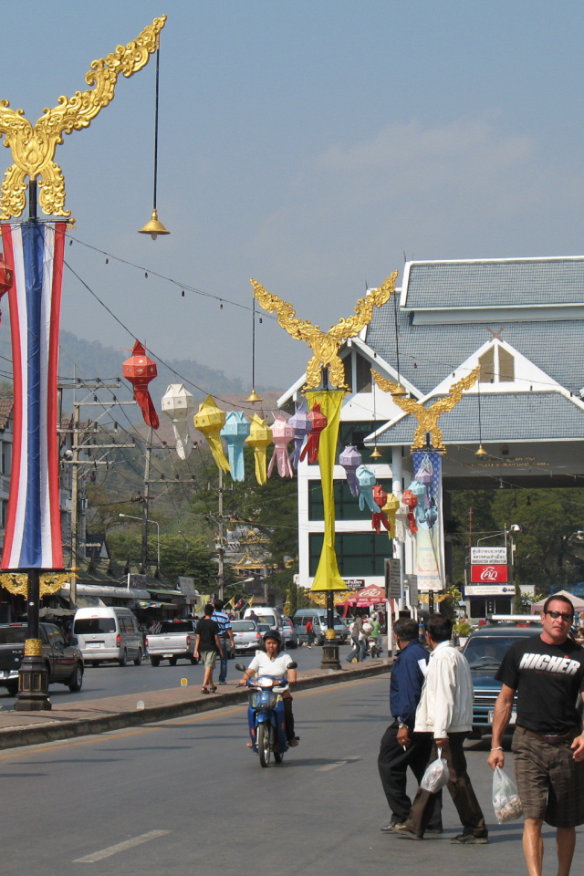 На улице города на курорте Чианг Рай, Таиланд