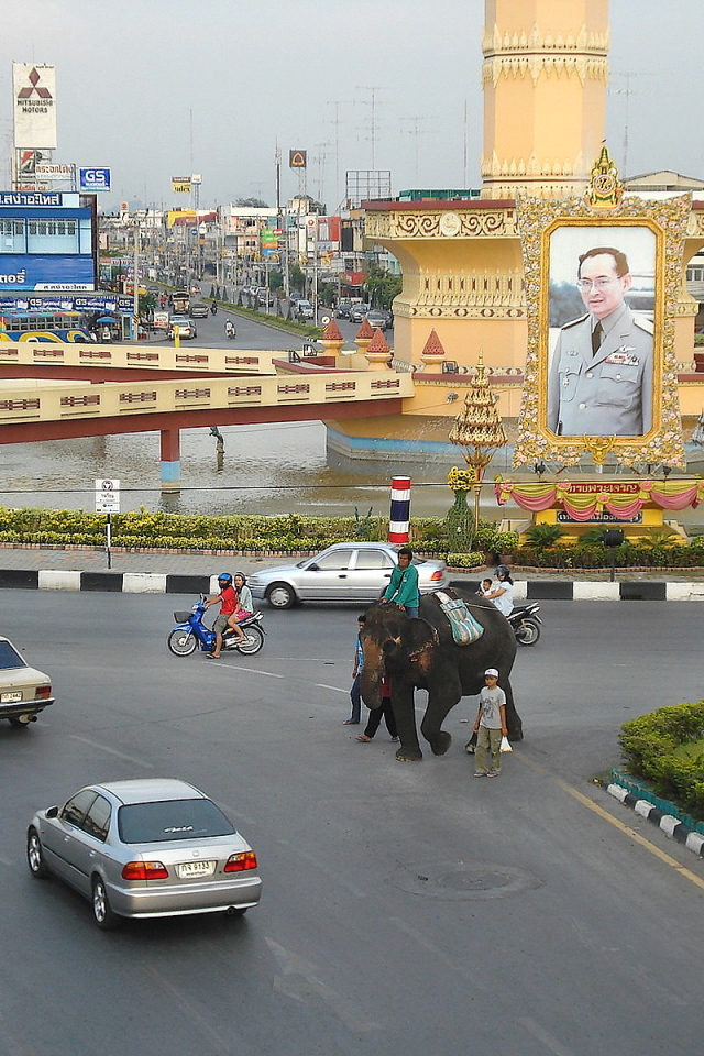 На улице города на курорте Лопбури, Таиланд
