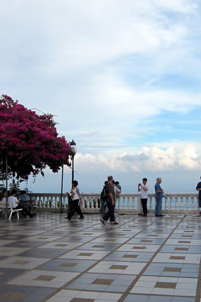 На набережной на курорте Чианг Рай, Таиланд