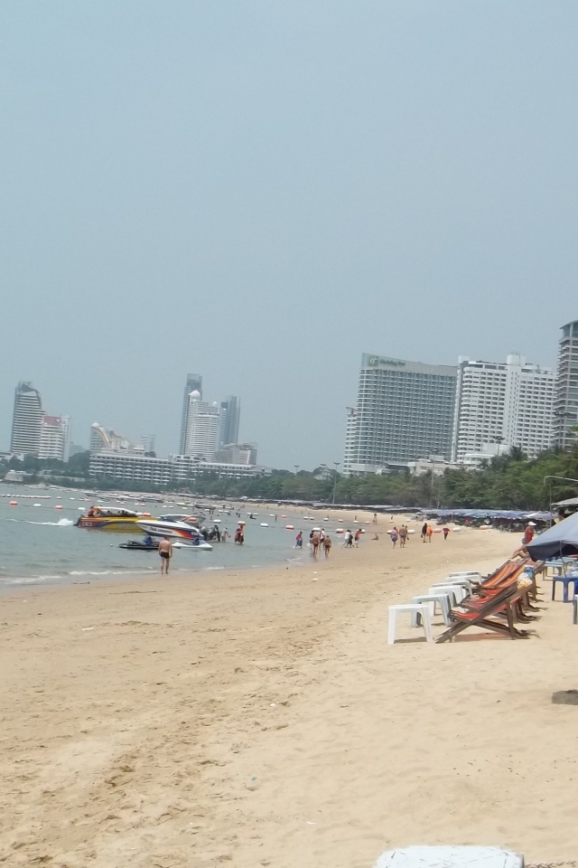 Отдых на пляже на курорте в Паттайе, Таиланд