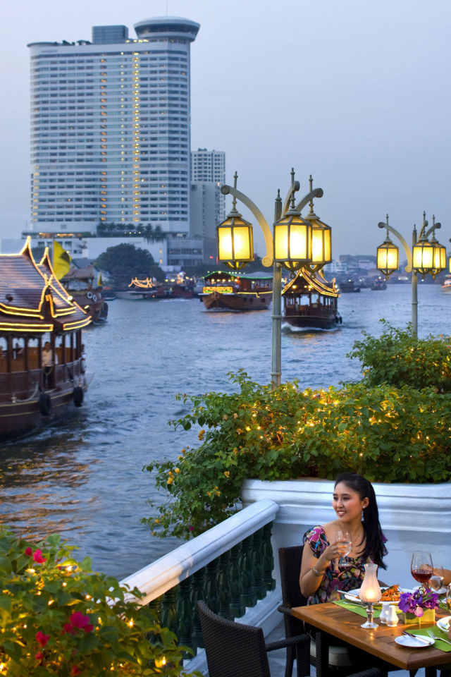 Отдых на набережной в Бангкоке, Таиланд