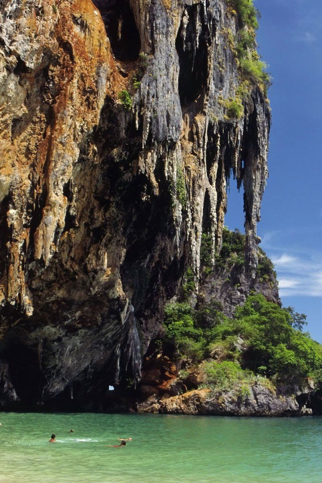 Скала у побережья на курорте Районг, Таиланд