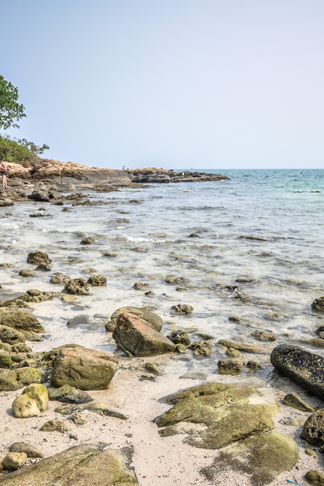 Каменистый берег на острове Самет, Таиланд