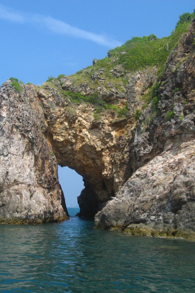 Скалистый берег на острове Самет, Таиланд