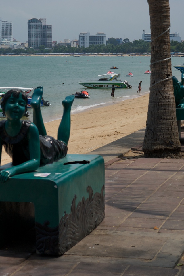 Скульптуры на набережной на курорте в Паттайе, Таиланд