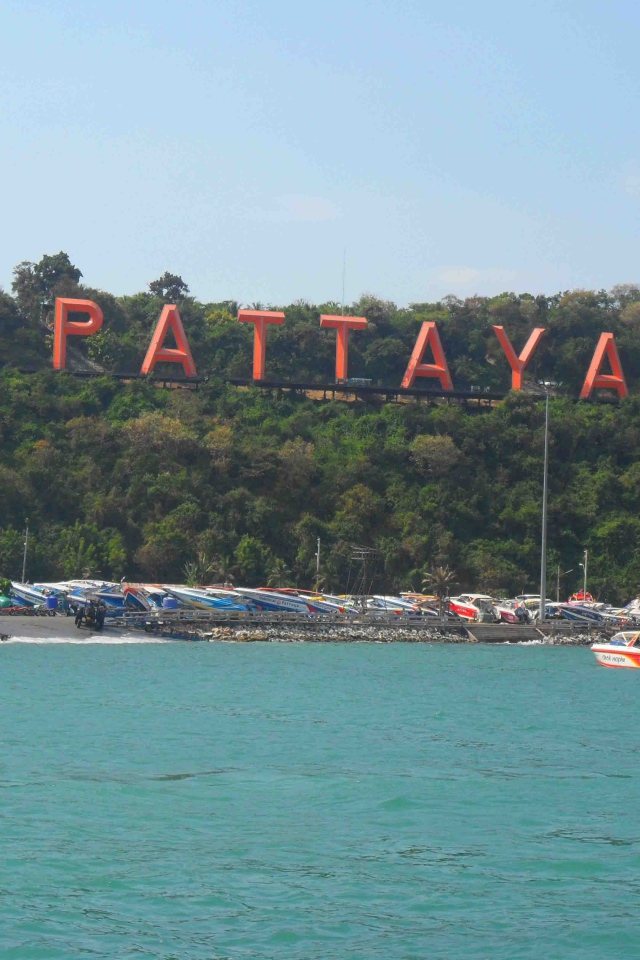 Вывеска города на курорте в Паттайе, Таиланд