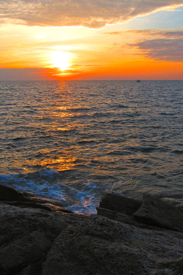 Закат солнца на берегу на острове Самет, Таиланд