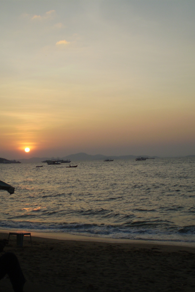 Закат солнца на пляже на курорте в Паттайе, Таиланд