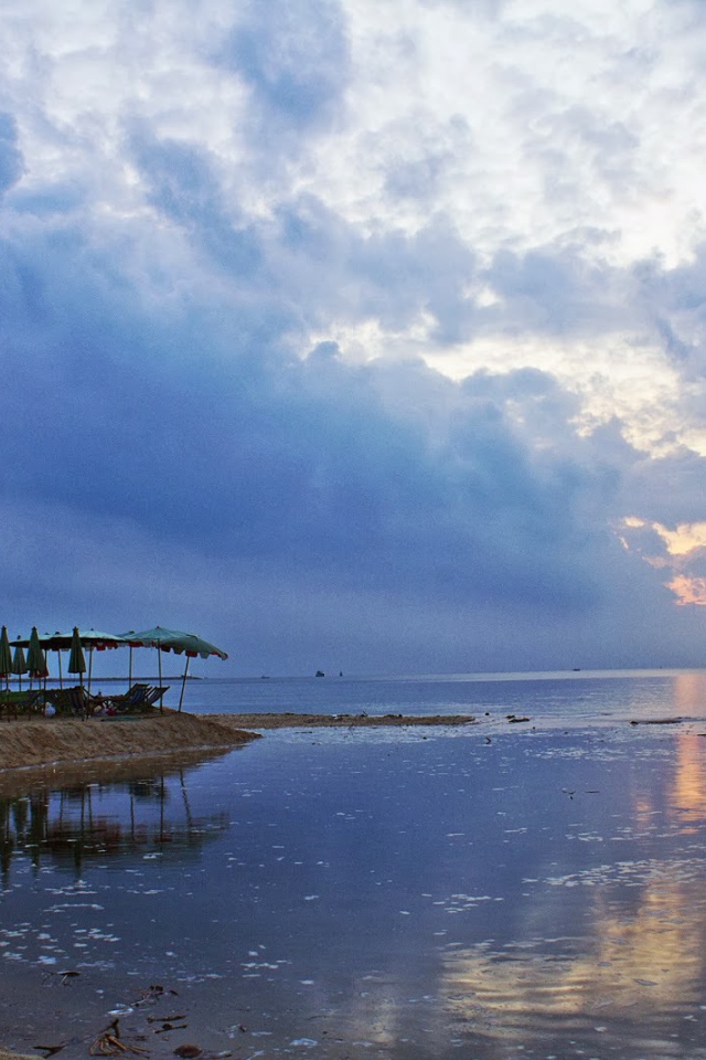 Закат на пляже на курорте Ча Ам, Таиланд