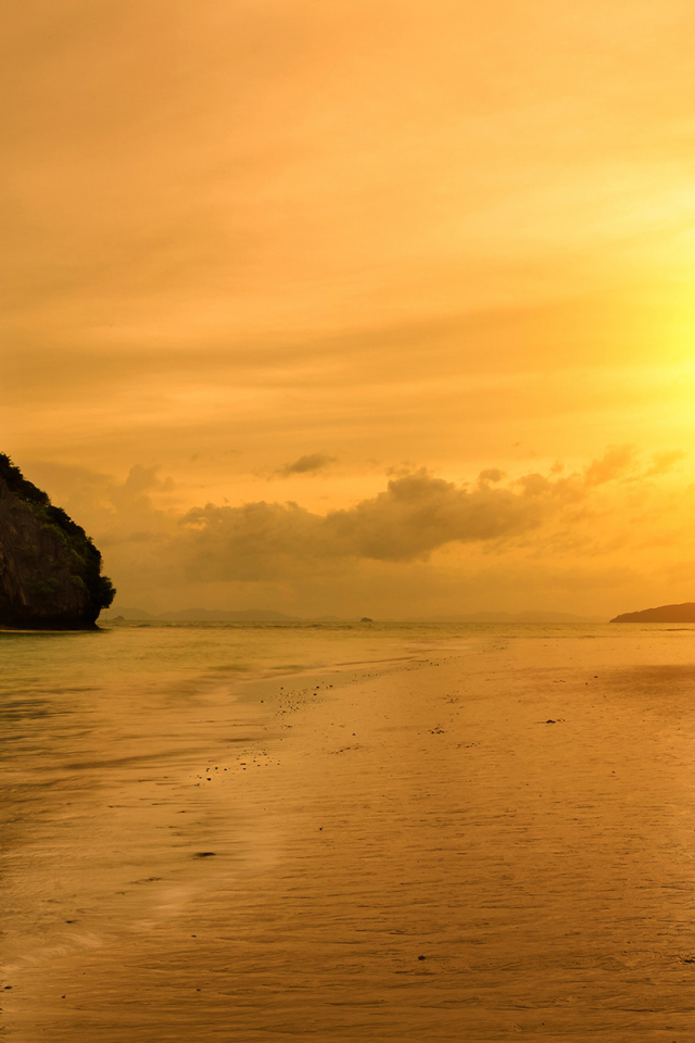 Закат солнца на пляже на курорте Краби, Таиланд