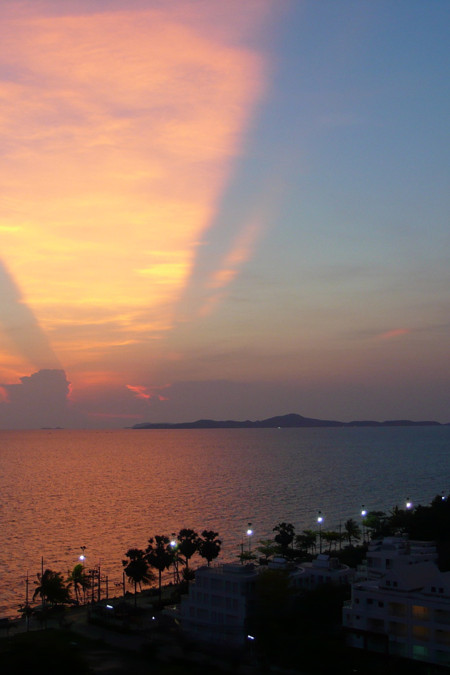 Закат над городом на курорте в Паттайе, Таиланд