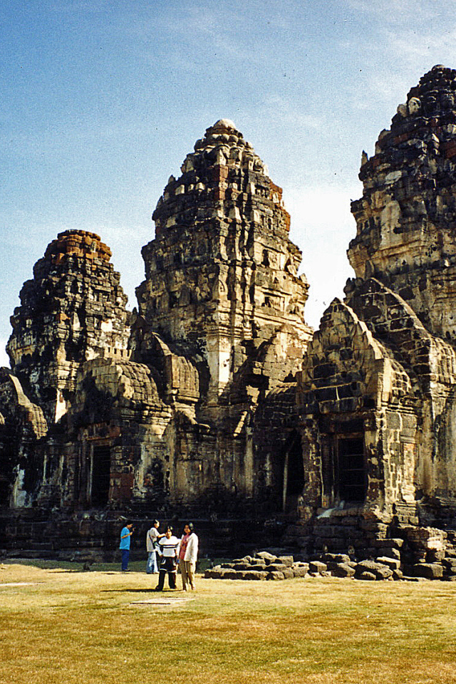 Храм на курорте Лопбури, Таиланд