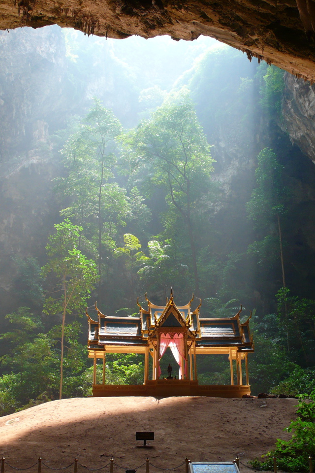 Храм в пещере на курорте Районг, Таиланд