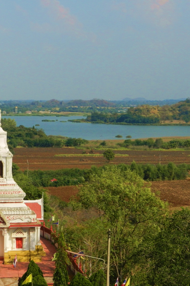 Храм на фоне озера на курорте Лопбури, Таиланд