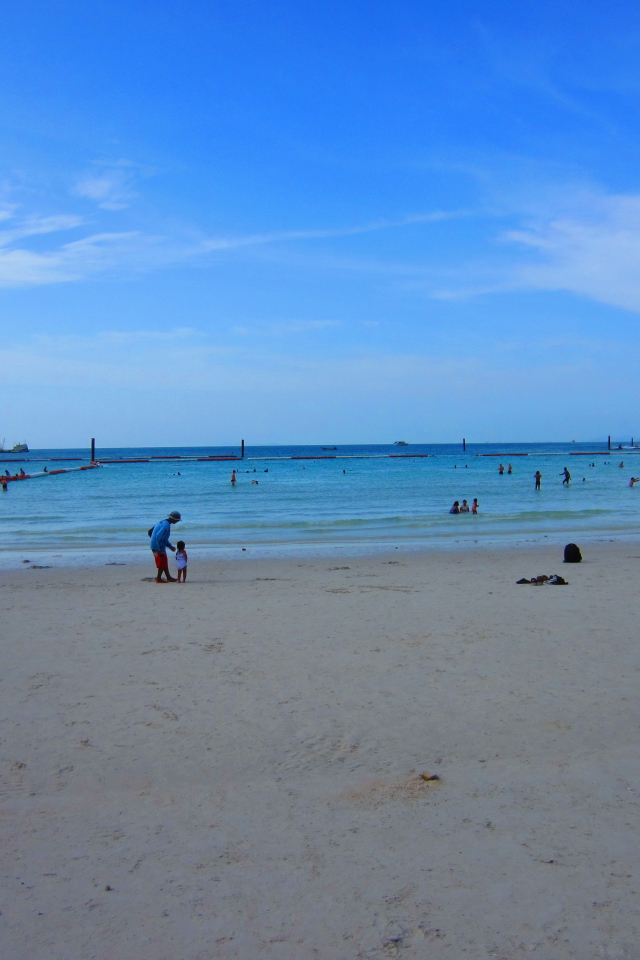 Пляж на курорте острова Ко Лан, Таиланд