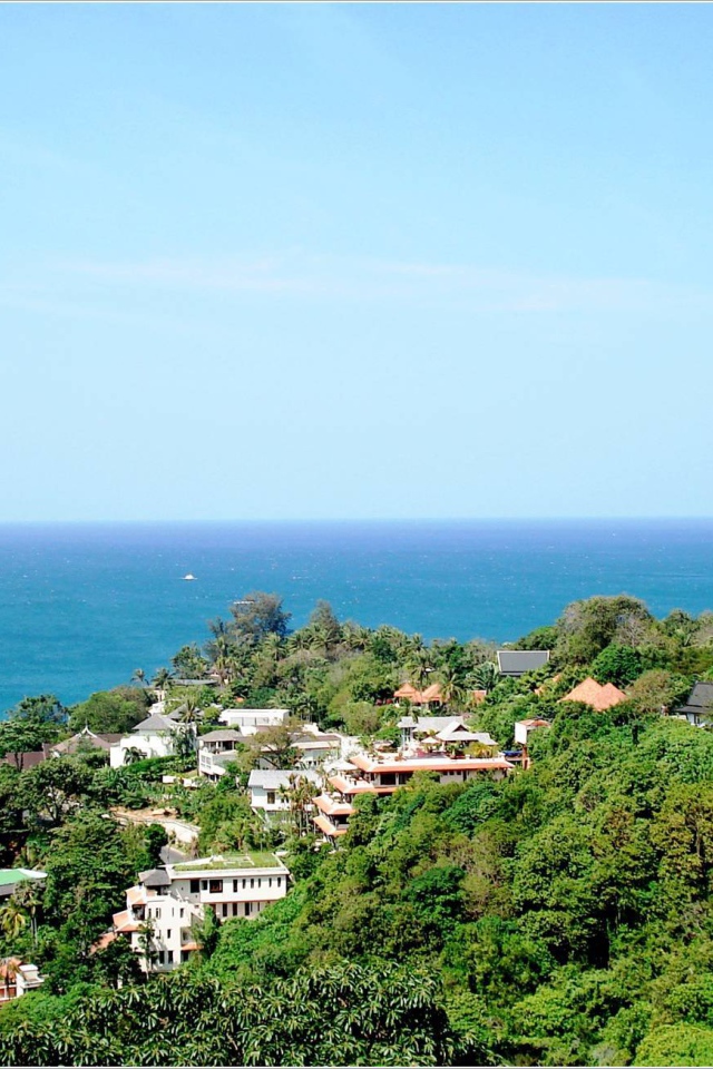 Городские здания на курорте острова Ко Лан, Таиланд