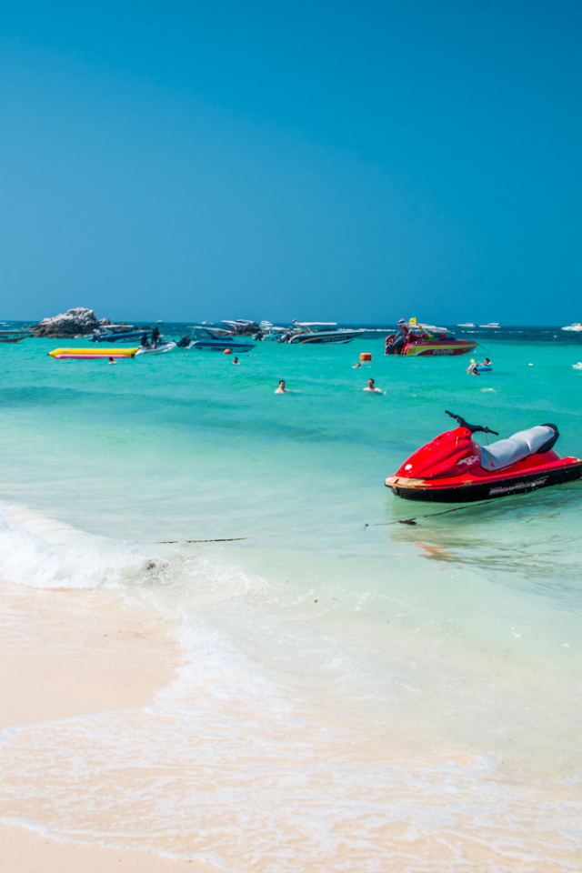 Белый песок на курорте острова Ко Лан, Таиланд