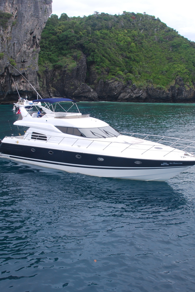 Яхта в заливе на курорте Хуа Хин, Таиланд