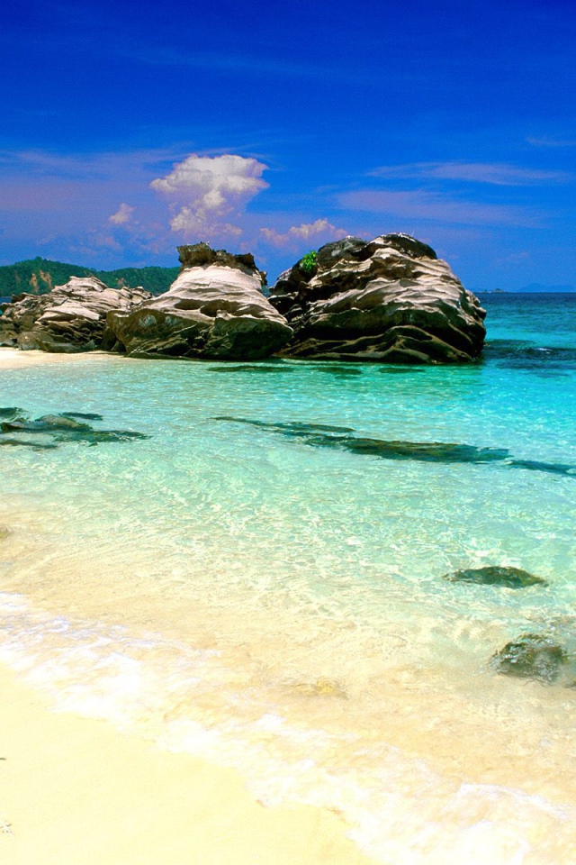 Скалы у берега в Пхукете, Таиланд