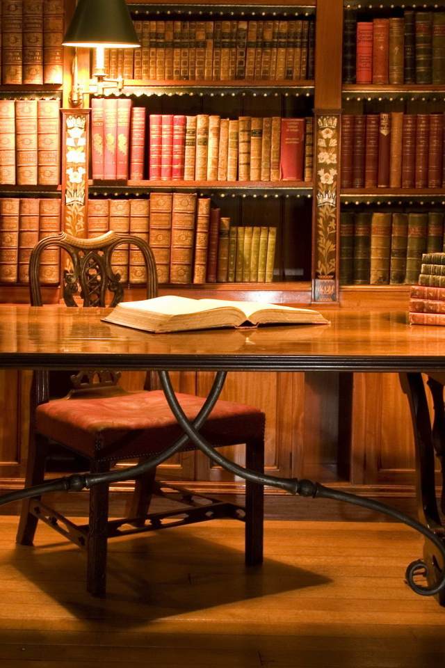 Глобус на столе в библиотеке