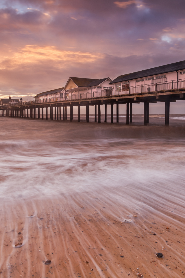 Длинный мост с частными домами