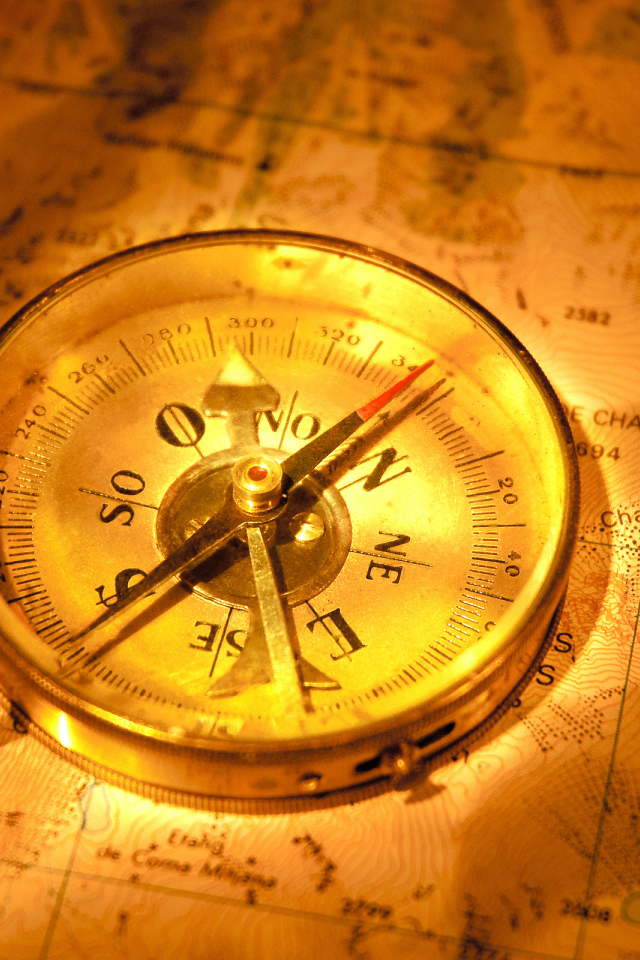 Старинный компас на карте путешественника