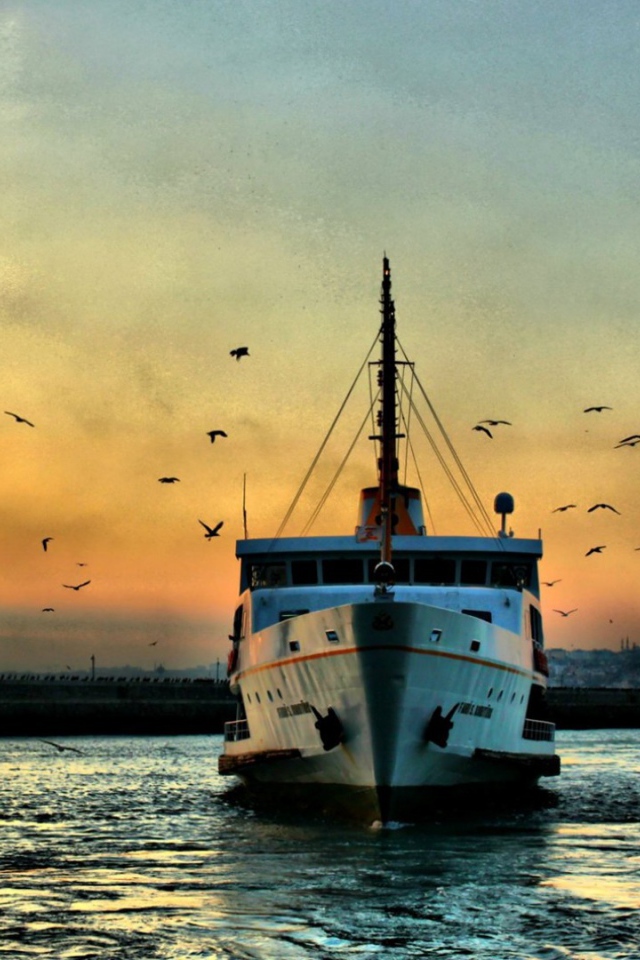 Лодка в бухте Стамбула