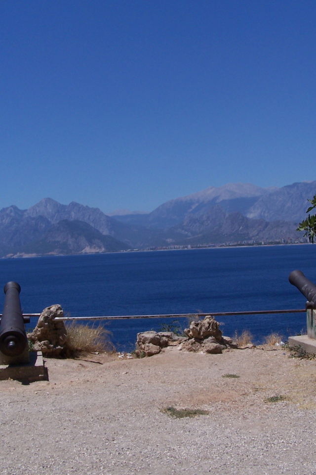 Пушки на побережье в Кушадасы, Турция