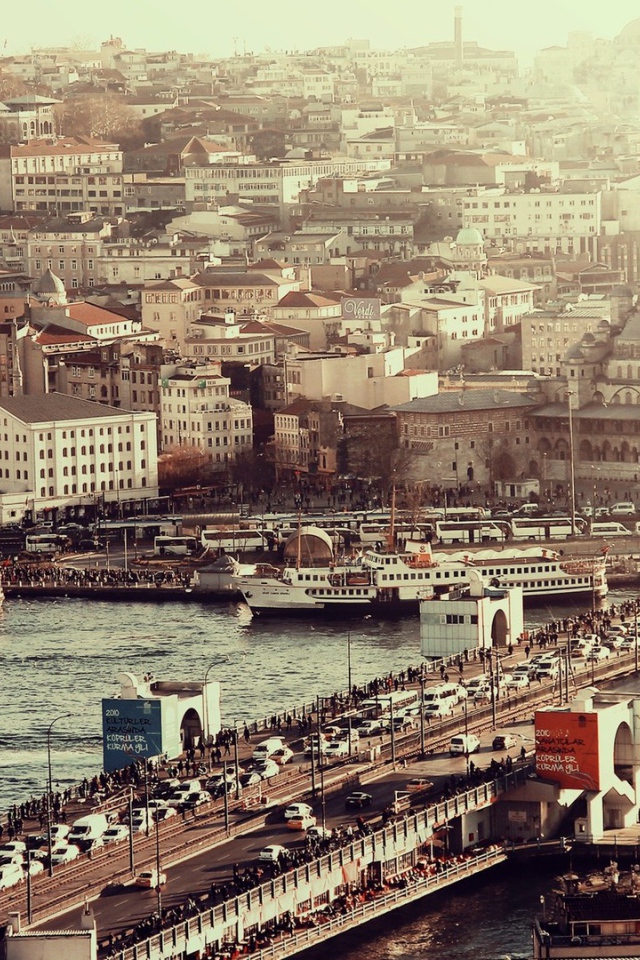 Загруженный мост в Стамбуле