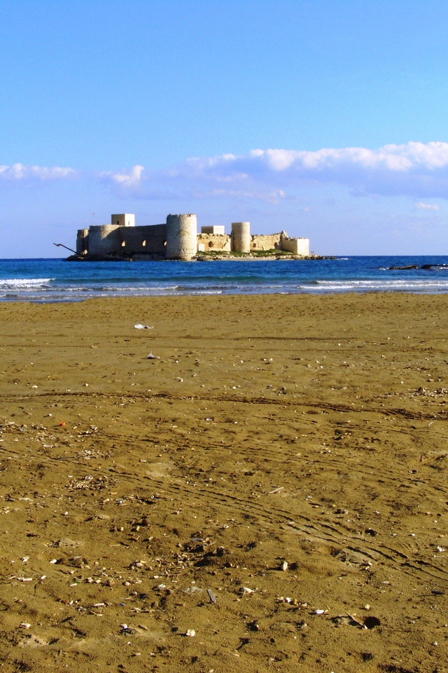 Старинный форт у побережья в Мерсине, Турция