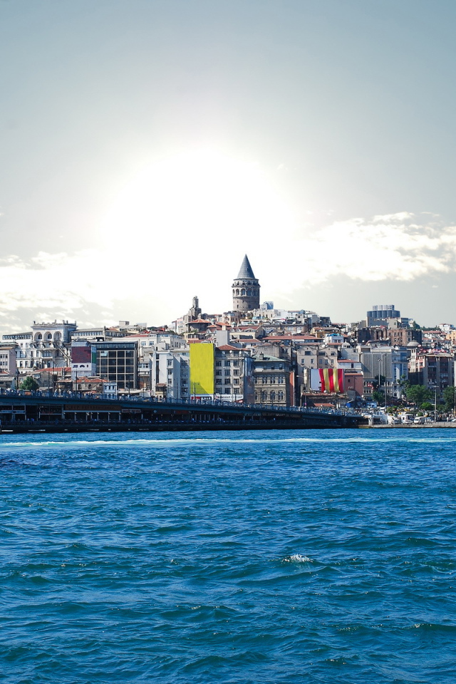 Корабль в заливе в Стамбуле