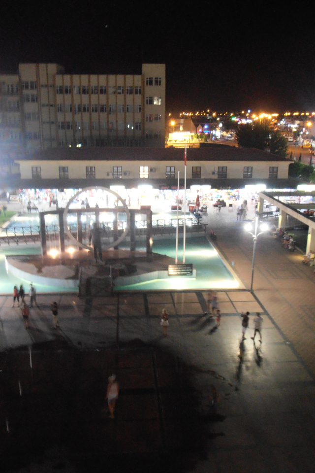 Центральная площадь в Кемер, Турция