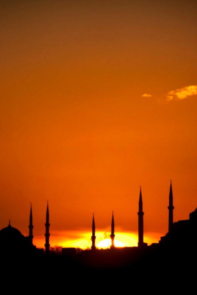 The sun disappeared behind the temples in Istanbul