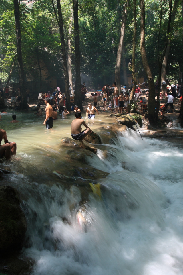 Водопад в парке в Мерсине, Турция