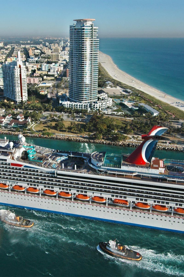 Круизный лайнер в Майами