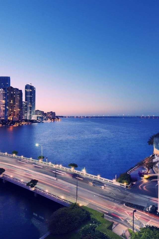 Освещенный мост в Майами